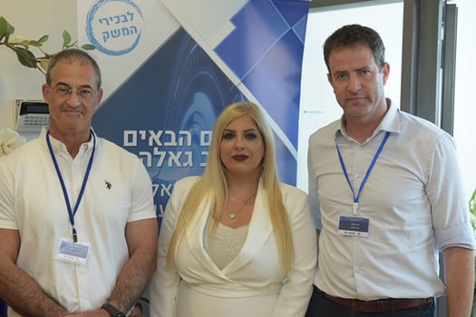 מימין לשמאל: גיא פרופר מנכ״ל סוגת, מלי ביצור פרנסמנכלית תפן ורם ארליכמן ממ מנכ״ל חברת חשמל, צילום: ניר שמיר